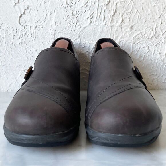 Keen Mora Brown Leather Slip On Loafers Button Accent - Women's Size 8 - Picture 4 of 8